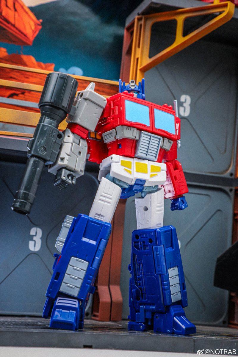 TransformersHQ1's tweet photo. A look at Transformers Studio Series Energon Universe Optimus Prime!

📸: NOTRAB (Weibo)

#Transformers https://t.co/YOfxBwyxM2
