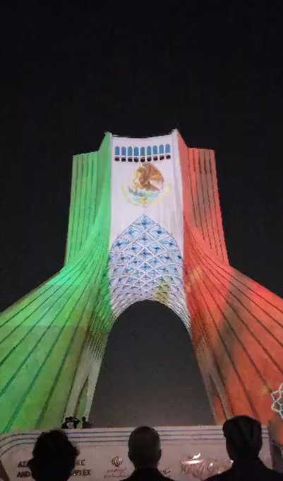 callodehacha's tweet photo. 🇲🇽🇮🇷 IRÁN CELEBRA A MÉXICO 

Iluminan con los colores de México la Torre Azadi en Teherán para celebrar el aniversario de la Independencia de México. https://t.co/2EOMjs0Pl8