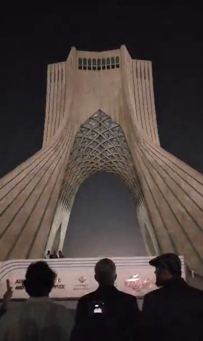 callodehacha's tweet photo. 🇲🇽🇮🇷 IRÁN CELEBRA A MÉXICO 

Iluminan con los colores de México la Torre Azadi en Teherán para celebrar el aniversario de la Independencia de México. https://t.co/2EOMjs0Pl8
