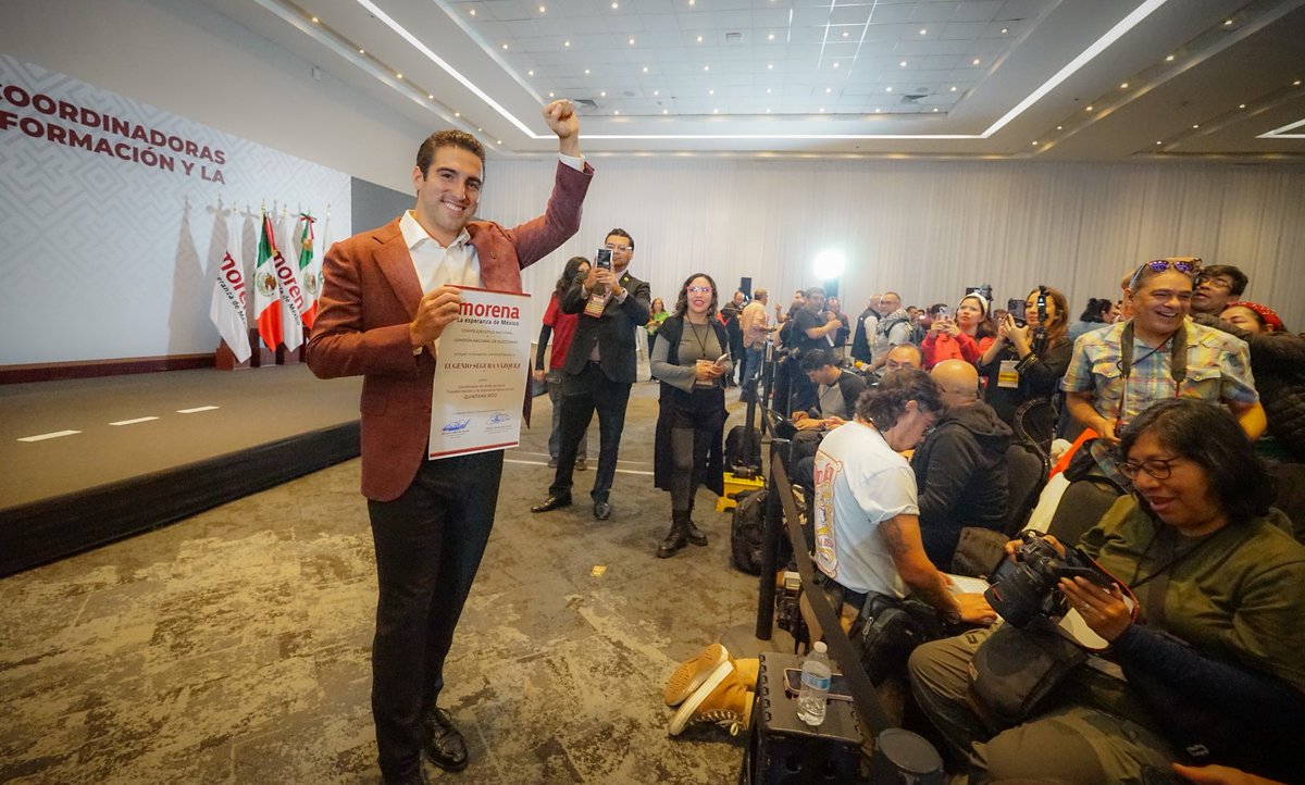 GinoSeguraV's tweet photo. Hoy recibo con muchísimo orgullo, gratitud y, sobre todo, con una enorme responsabilidad esta gran encomienda como Coordinador de la Defensa de la Transformación y la Soberanía Nacional en #QuintanaRoo

Tengo claro el objetivo: defender todo lo que hemos logrado con nuestra Gobernadora @MaraLezama, que ha cambiado la vida de miles de familias quintanarroenses. Cuenten conmigo para defender a nuestro Movimiento, a nuestra patria, y el legado de bienestar y justicia social que hoy se vive en nuestro estado. 

Agradezco la altura de miras de mis compañeras y compañero que fueron parte de este proceso. De mi parte, contarán con una firme convicción de trabajar en unidad para seguir consolidando el legado de transformación y esperanza en nuestro estado.

Por supuesto, quiero refrendar mi absoluto compromiso de trabajar de la mano con la Dirigencia Nacional de morena, encabezada por la Presidenta @A_MontielR, cuente con todo mi compromiso para defender la Cuarta Transformación, siempre siguiendo la visión de nuestra Presidenta @Claudiashein.

Esta encomienda también es un llamado colectivo. A partir de hoy, volveremos a recorrer los 11 municipios, juntas y juntos vamos a seguir defendiendo el derecho de las y los quintanarroenses a vivir con dignidad y a contar con un futuro próspero.

¡Con organización y esperanza, #LaTransformaciónSigue!