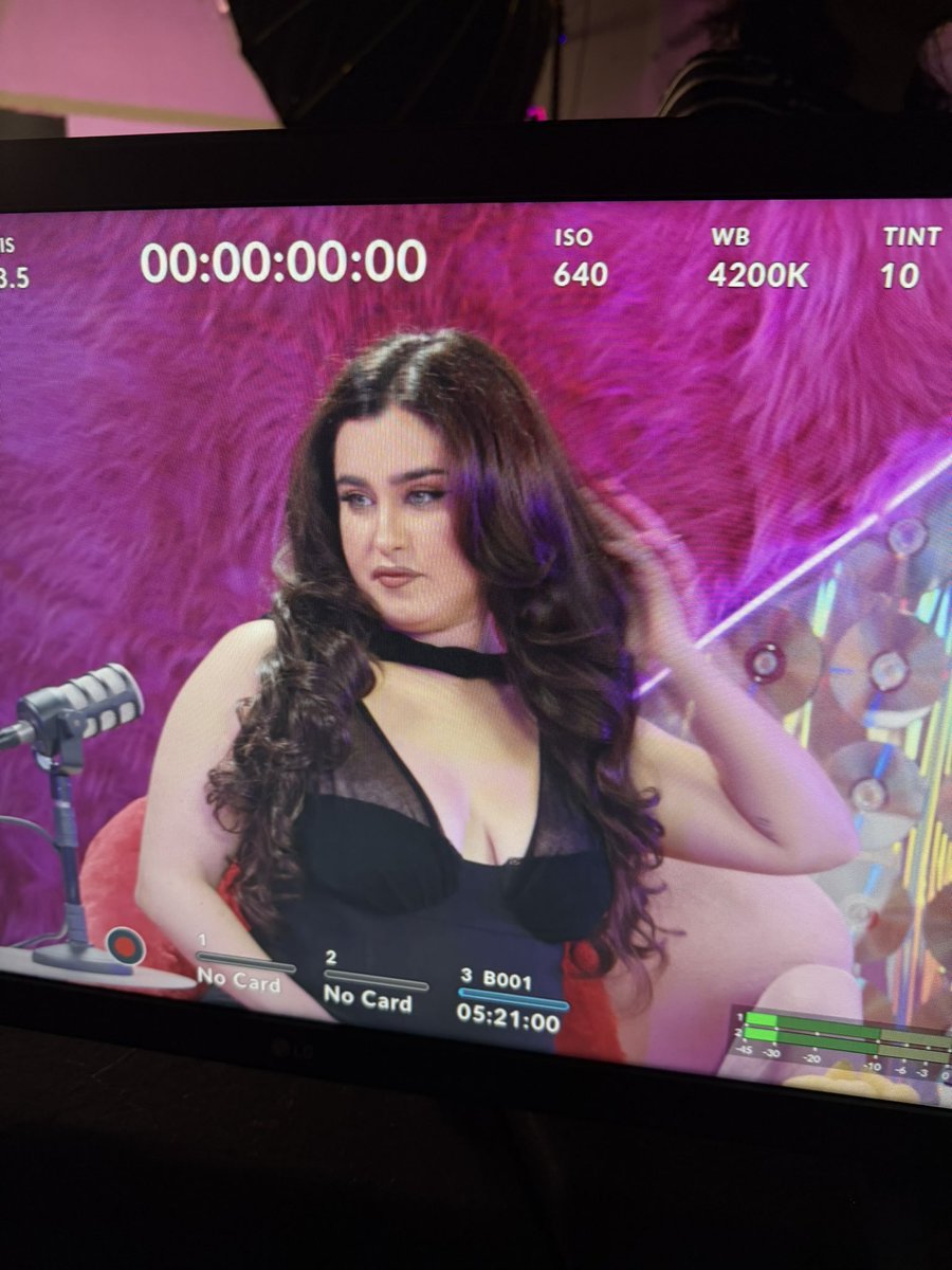 Entretetizei_'s tweet photo. ELA JÁ ESTÁ ENTRE NÓS! 🇧🇷💜

Lauren Jauregui chegou ao Brasil para uma série de shows e para divulgar “Everybody’s On Drugs”, seu novo single que chega amanhã, faça seu pre save: https://t.co/wQClWjA0R2

Daqui a pouco, a diva passa pela @radiomixfm e também já conversou com a @CAPRICHO e a @MTVBrasil.

QUEREMOS UMA SURRA DE CONTEÚDO DA DIVA SIM!