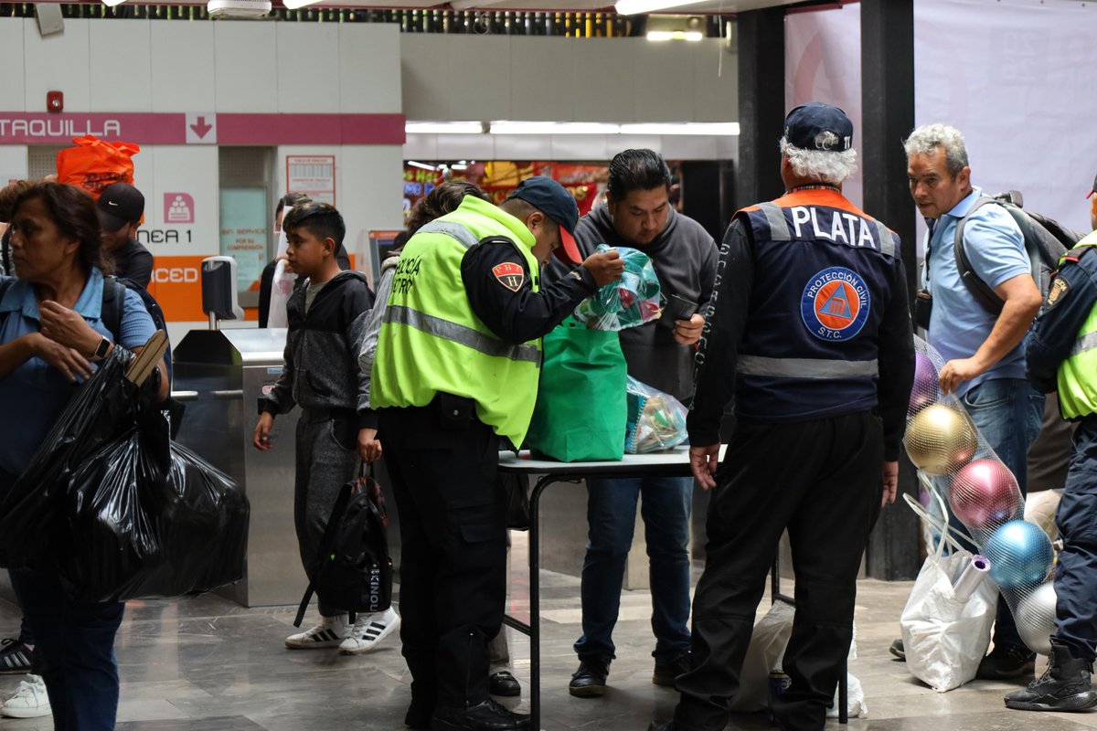 AdrianRubalcava's tweet photo. Por instrucción de la #JefaDeGobierno, @ClaraBrugadaM, y en coordinación con el titular de la @SSC_CDMX, @PabloVazC, reforzamos el operativo #CeroPirotecnia en las 12 Líneas del @MetroCDMX.

Del 1 al 14 de septiembre, elementos de la Policía Bancaria e Industrial y de la Policía Auxiliar aseguraron 439 kilogramos de artículos elaborados con pólvora.

El dispositivo se mantendrá hasta el 16 de septiembre. Recuerda que está prohibido ingresar, transportar o comercializar pirotecnia dentro de las instalaciones. #CuidarteEsParteDelViaje