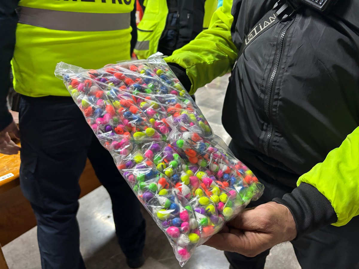 AdrianRubalcava's tweet photo. Por instrucción de la #JefaDeGobierno, @ClaraBrugadaM, y en coordinación con el titular de la @SSC_CDMX, @PabloVazC, reforzamos el operativo #CeroPirotecnia en las 12 Líneas del @MetroCDMX.

Del 1 al 14 de septiembre, elementos de la Policía Bancaria e Industrial y de la Policía Auxiliar aseguraron 439 kilogramos de artículos elaborados con pólvora.

El dispositivo se mantendrá hasta el 16 de septiembre. Recuerda que está prohibido ingresar, transportar o comercializar pirotecnia dentro de las instalaciones. #CuidarteEsParteDelViaje