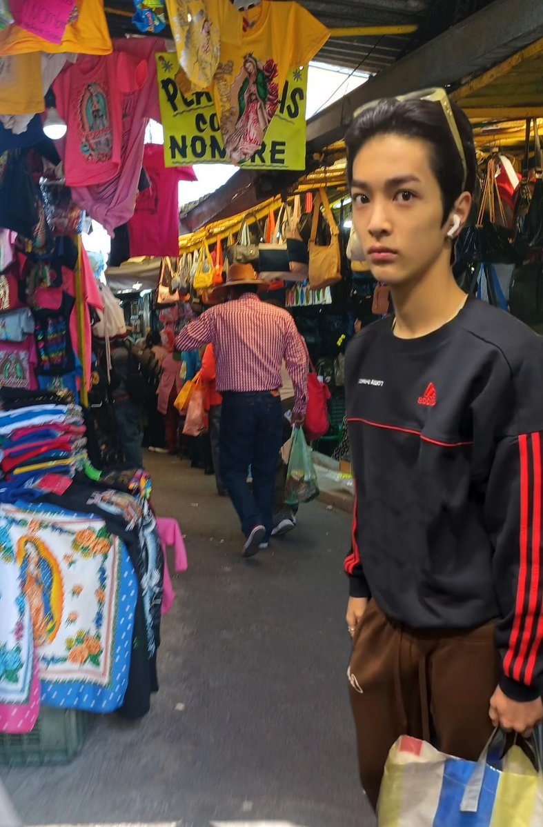keonhositoo's tweet photo. hola me encontré a este joven en el mercado de la basilica de guadalupe https://t.co/cC8NJHeTYD