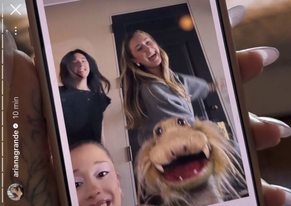 pos1ixns's tweet photo. ariana and ethan still friends? https://t.co/eBRvvB7M30