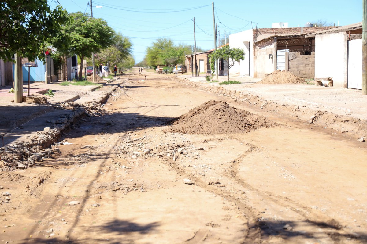 QuintelaRicardo's tweet photo. Más obras, más inversión y trabajo riojano

En Catuna recorrimos una obra que representa mucho más que una calle: es producción local y empleo.

Por primera vez, el departamento cuenta con adoquinado producido y colocado por trabajadores municipales. Una experiencia que puede abrir el camino para seguir mejorando más calles y generando nuevas oportunidades.
Invertir en cada localidad es apostar por su crecimiento y acompañar el esfuerzo de quienes todos los días construyen una Rioja con más desarrollo.