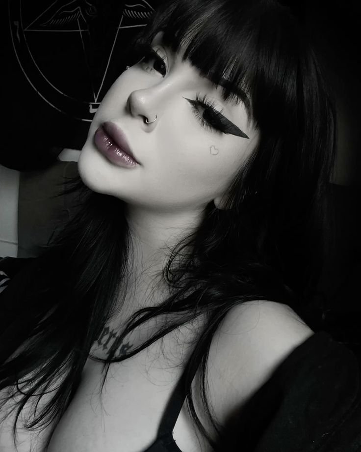 roxanedumont_'s tweet photo. 18 ans gothique Sortirais-tu avec une fille comme moi ? https://t.co/9knGt716Nu
