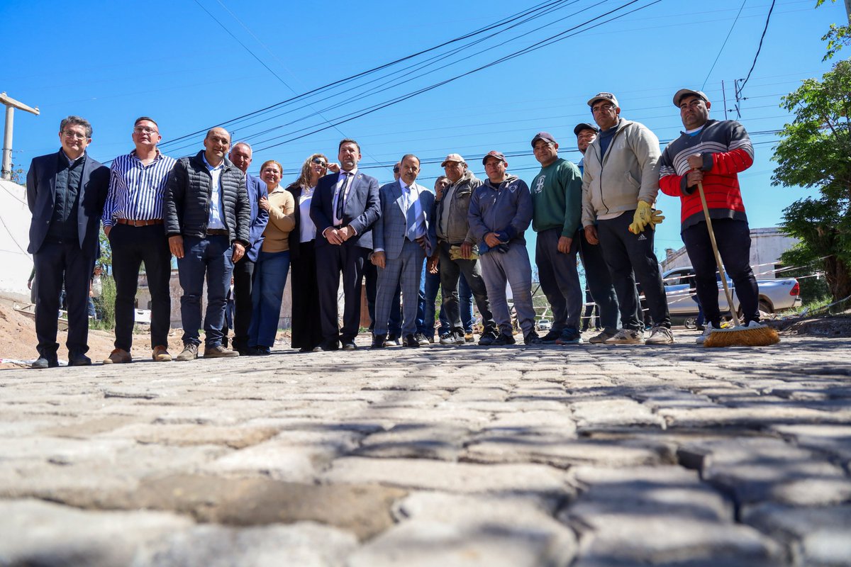 QuintelaRicardo's tweet photo. Más obras, más inversión y trabajo riojano

En Catuna recorrimos una obra que representa mucho más que una calle: es producción local y empleo.

Por primera vez, el departamento cuenta con adoquinado producido y colocado por trabajadores municipales. Una experiencia que puede abrir el camino para seguir mejorando más calles y generando nuevas oportunidades.
Invertir en cada localidad es apostar por su crecimiento y acompañar el esfuerzo de quienes todos los días construyen una Rioja con más desarrollo.