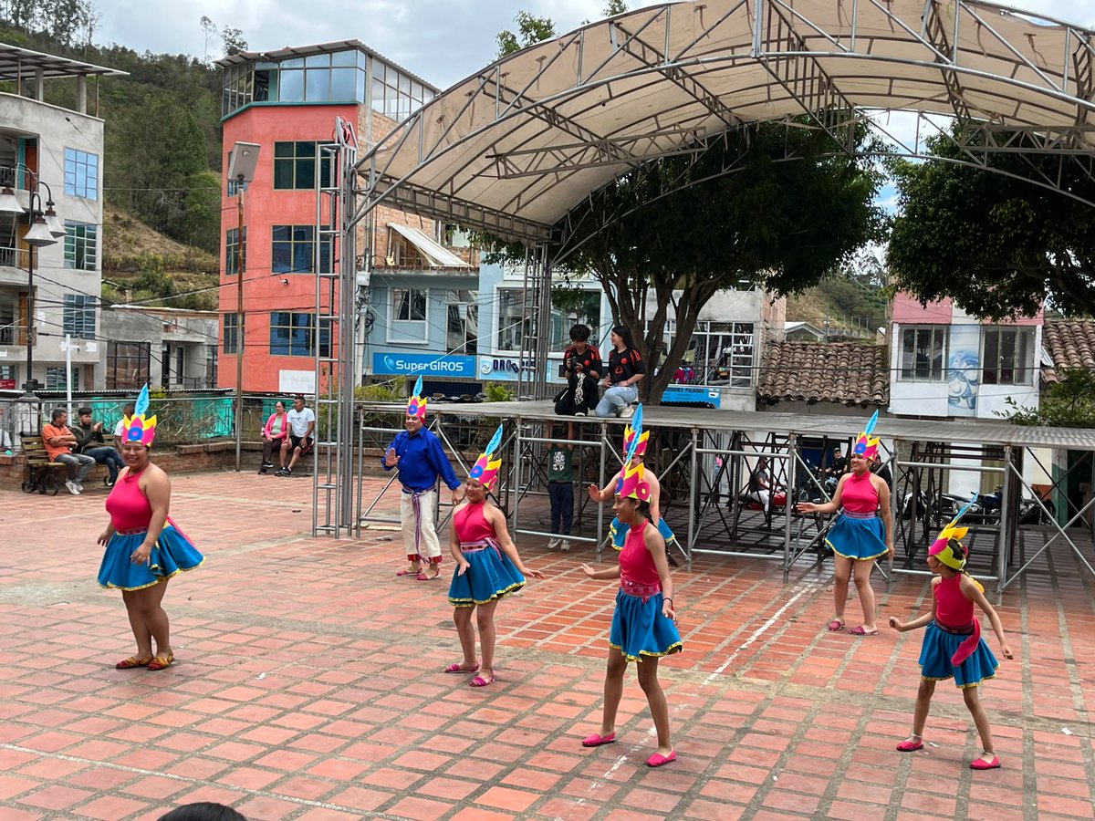 MAPPOEA's tweet photo. Acompañar escenarios que fortalecen la participación de las comunidades y el acceso a la institucionalidad permite conocer de primera mano las necesidades y facilita el acceso a las rutas de atención.

📍 En Providencia, #Nariño, acompañamos una jornada que reunió orientación, servicios y expresiones culturales para la comunidad. Habitantes del municipio conocieron las rutas de atención, los mecanismos para presentar denuncias y las opciones disponibles para acceder a diferentes ayudas institucionales.