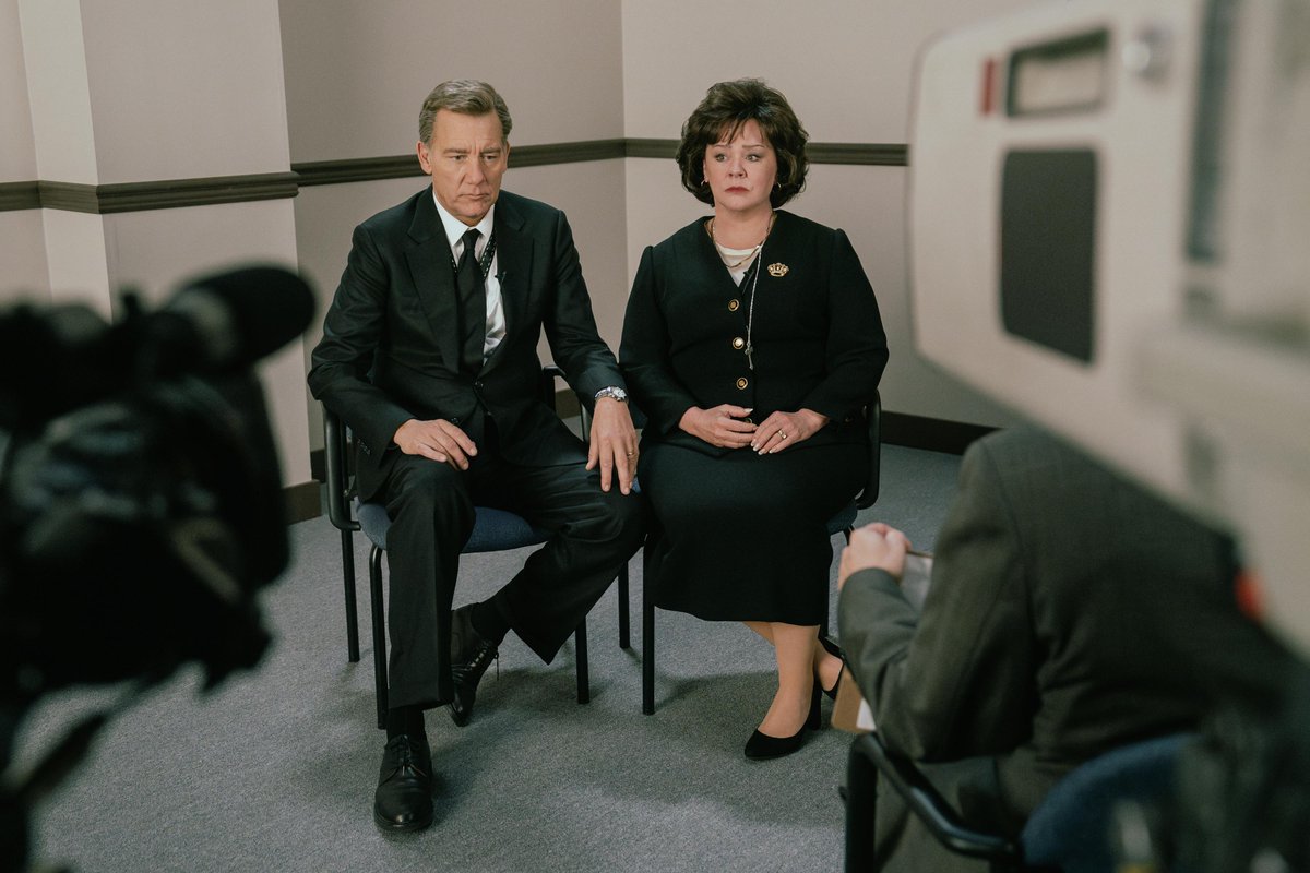 CheNetflix's tweet photo. Dos actores nominados al Óscar. Uno de los casos más trascendentales de la historia de Estados Unidos. Melissa McCarthy y Clive Owen interpretan a Patsy y John Ramsey en ‘El asesinato de JonBenét Ramsey’. Disponible en Netflix el 10 de diciembre. https://t.co/9nzhIfydBb