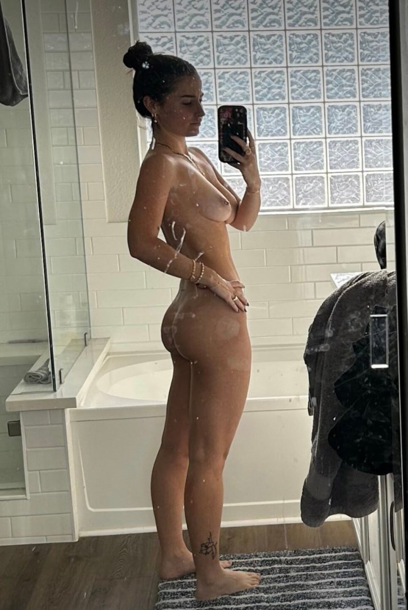 simpleisback5's tweet photo. baddie wit a fattie n pierced nips https://t.co/1alomdnINY