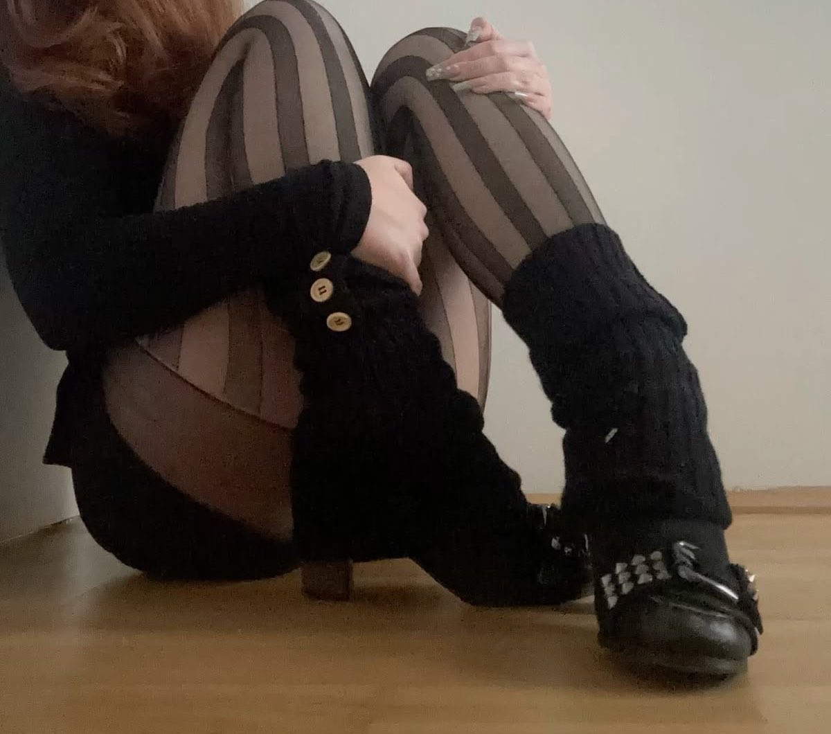 h0neyndmilk's tweet photo. big fan of leg warmers over heels https://t.co/Fhp5UpgTkw