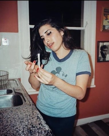 amywinehouse_uk's tweet photo. Young Amy rolling herself a joint at her Camden home in one of her first photoshoots, 2003. 🍃🩷

#AmyWinehouse #AmyForever https://t.co/tTvOaXrC0Q