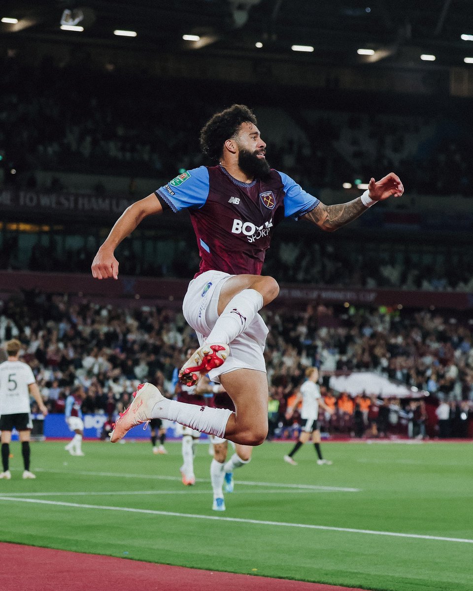 WestHamViews_'s tweet photo. Biggest highlight of the night. Happy for him.

Let's hope it's the first of many to come! ❤️⚒️ https://t.co/73I4H7Fswe