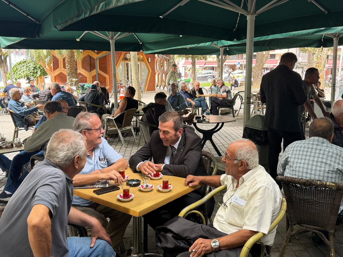 Yenipartsakarya's tweet photo. Sahada, Sakarya’nın nabzını tutmaya devam ediyoruz.

Bugün Ankara Milletvekilimiz Okan Konuralp’in katılımıyla; İl Başkanımız, il yöneticilerimiz, Adapazarı İlçe Başkanımız ve ilçe yöneticilerimizle birlikte Şemsiyeli Park, Uzun Çarşı ve Katlı Pazar esnafımızı ziyaret ettik. https://t.co/Hc7gev3EiY