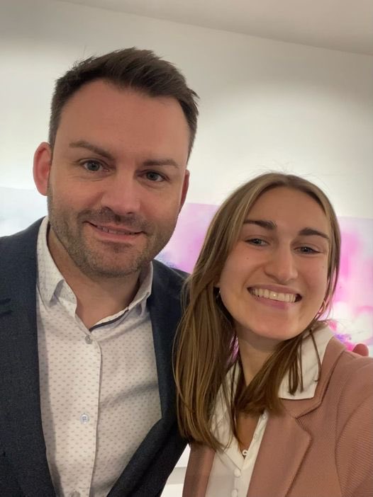 jlkBlackburn's tweet photo. DERNIÈRE HEURE

L’ex-candidate péquiste Andréanne Fiola s’est déclarée « scandalisée » par la publicité de Sydney Sweeney.

« Il n’y a plus aucune décence » a renchéri son conjoint Chad.

Ce soir sur TVA Nouvelles https://t.co/7IfEg5B6Ym
