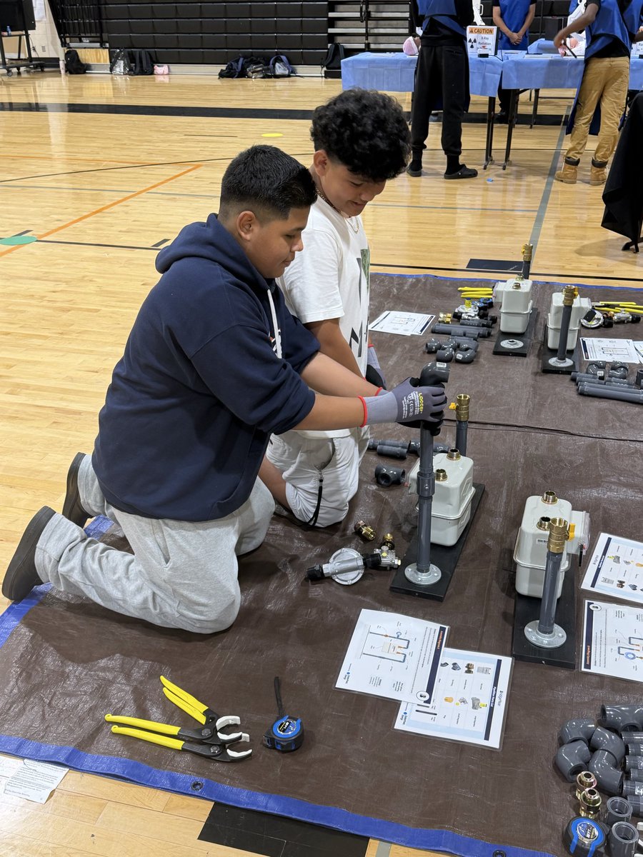 StovallMS_AISD's tweet photo. 🔧⚙️ Our students had an exciting day of STEM &amp; Career Exploration thanks to Bridgeyear! Students explored a variety of trades while learning how the choices they make in school can help in pursuing CTE careers. 🚀🛠️  @AldineISD @DrWynneLaToya @drgoffney @AldineCTE #ChooseAldine https://t.co/OsJizJULZR