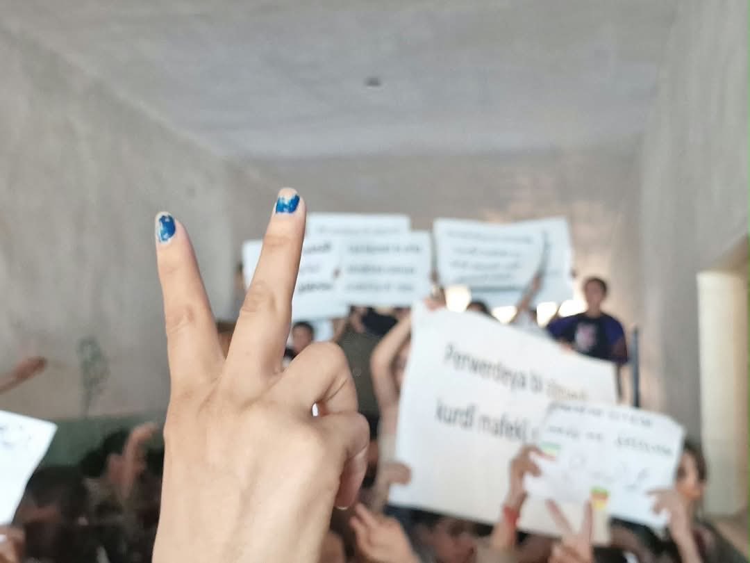 Judy20255's tweet photo. Kurdish students and teachers in the schools of Hasakah are demanding education in the Kurdish language and the constitutional recognition of the Kurdish language.

#DefendKurds 

#Rojava https://t.co/dvp4r2y5Fw