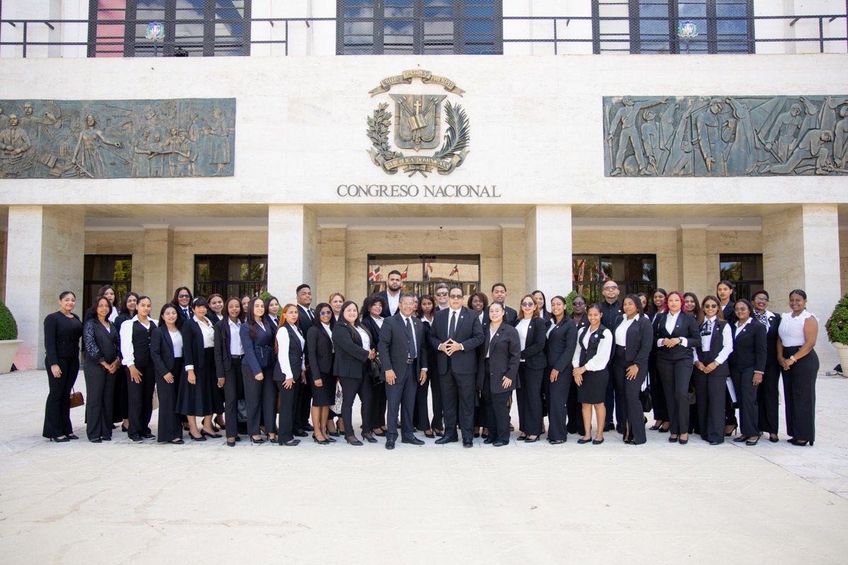 ElicFernandez's tweet photo. Estudiantes de Relaciones Internacionales y Diplomacia de diversas universidades, integrantes de la organización DIPLOMACIA EN ACCIÓN RD (DIAC-RD) realizan visita guiada al Congreso Nacional. @SenadoRD @DIAC_RD @ElicFernandez @MarcosDominiciB # DiplomaciaProactica #DiacRD https://t.co/wc4tTNWdQx