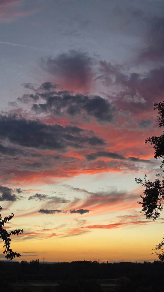 SusanneMoraw's tweet photo. When the sky paints its dreams in colors and the moon smiles through the clouds, the heart can only be grateful for such a magical moment. 💫🌙✨ https://t.co/xm0dYcqMZQ