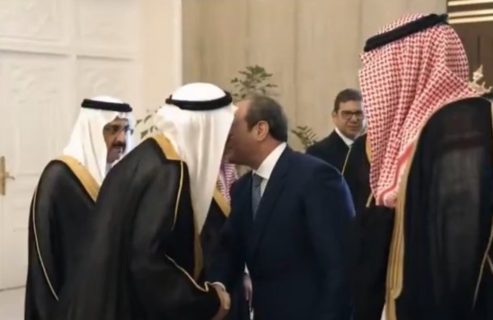 iahmedsalih's tweet photo. وزير الدولة لشؤون المجلس د. عصام بن سعيد اليوم خرج بطريقة عفويه عن البروتوكول مع الرئيس السيسي 💗 https://t.co/RmtWs2MAKV