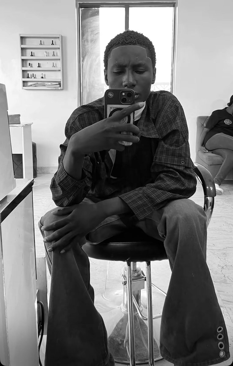 lah1279's tweet photo. @cj0idjy Haha scammer nice outfit sorry but he already reported to the police and with all the evidence he ask the lawyer to sue you. If you don’t wanna make a scene you better deal with him on text easily like a real man. #scammer https://t.co/h7DHroCUxc