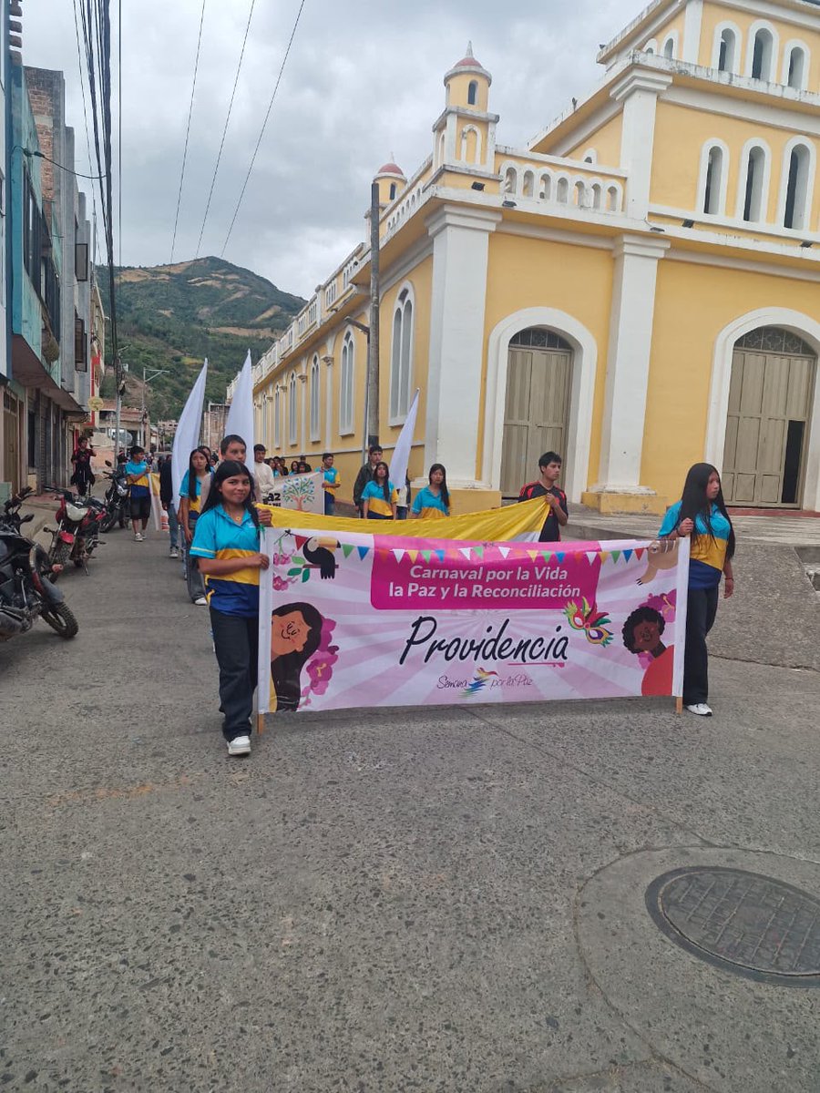 MAPPOEA's tweet photo. La jornada continuó con el Carnaval por la Vida, la Paz y la Reconciliación, que incluyó una Feria Cultural y Artística Intergeneracional y otros espacios de encuentro comunitario. https://t.co/BJ0S2YVcOX