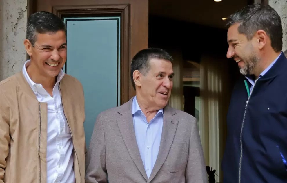 chiqui_avalos's tweet photo. Cartes confirmó hoy, chapa de Honor Colorado
ALLIANA DESMIENTE AL LIDER, Y CREA CRISIS
Insiste que ÉL, elegirá a su Vice, despuès del 4/10

La mañana en la Junta transcurría tranquila con la recepción de una delegación de Paraguarí, cuando el Presidente de la ANR, Cartes, en medio del acto dijo " "Ipukuma hina" y a renglón seguido confirmó la dupla Alliana/Baruja en representación de Honor Colorado para las elecciones de 2028.
Aparte de la salva de aplausos, aunque era la confirmación de una decisión que se maneja hace tiempo, la sorpresa se manifestó en varios presentes.

EL "NO" DE ALLIANA
El vicepresidente  Pedro Alliana, respondió públicamente al anuncio realizado por Cartes sobre la chapa del movimiento para 2028, y  dejó en claro que no modificará su hoja de ruta. Es mas, sostuvo que será él quien anuncie a su compañero de fórmula después de las elecciones municipales.
Horas después lo hizo oficial: "Como candidato, mantengo firme mi postura de que, en homenaje a la unidad partidaria y ante los desafíos del 4 de octubre, la designación del candidato a vicepresidente la realizaré una vez concluido todo el proceso electoral municipal",

GRIETA DEFINITIVA?
La confusión, generada por el inesperado anuncio de Cartes, acorraló a un alto miembro del entorno quinchero, ante una pregunta acerca de Peña, los gobernadores y demás miembros: "Es la chapa del movimiento Honor Colorado" fue la tajante respuesta-
La misma abrió mas interrogantes : Por qué HC rompió el acuerdo, con el que coincidían todos los sectores, hasta Alliana?. No se ignora que la decisión implica un quiebre en la débil tregua oficialista. O por lo menos, abrió una grieta mayor que llevará mas tiempo en cicatrizarse.
Si aún esa es la idea.