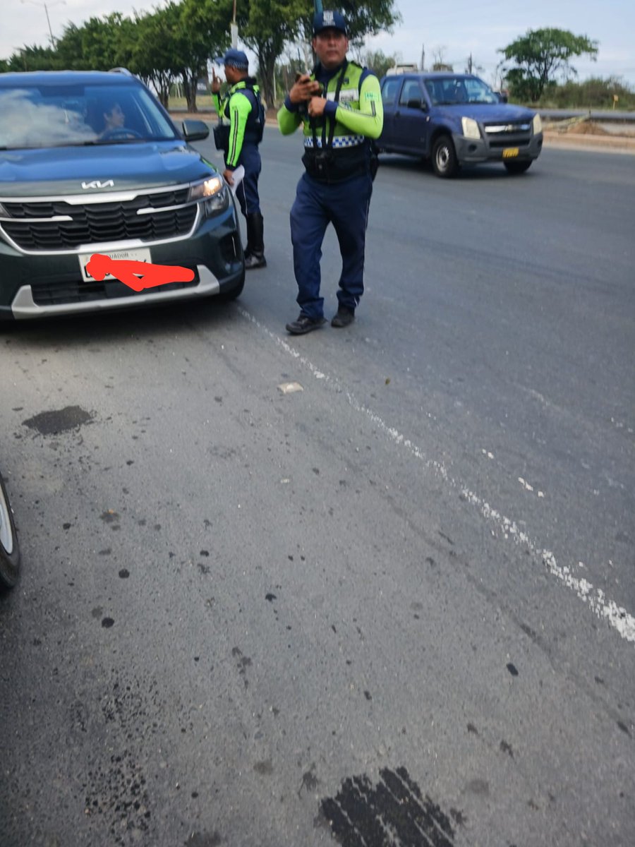 dcortez74's tweet photo. Operativo en via a la costa, este Sr. Si la palabra cabe, esta extorsionando a los conductores esta pidiendo dinero ..pidio 80 dolares al conductor por supuestamente el vehiculo no estaba revisado en atm 2026. https://t.co/tpNBkG8DCn