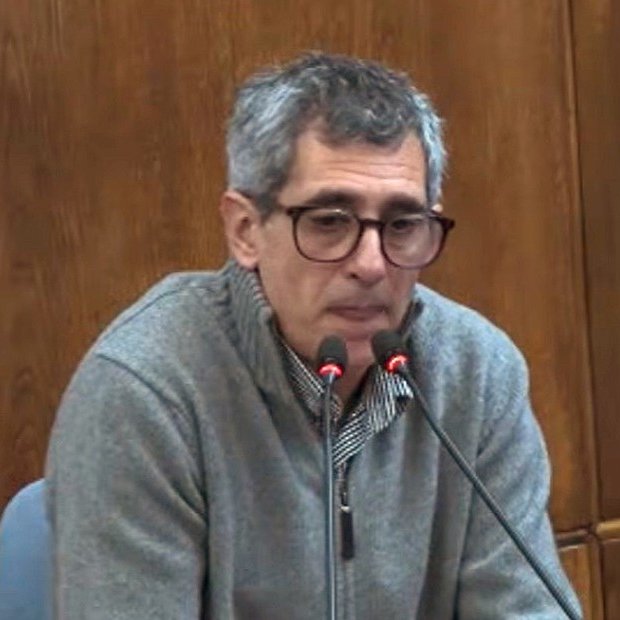 clarincom's tweet photo. CUADERNOS: BARATTA PIDIÓ CONFRONTAR A LOS EXDIRECTIVOS DE TECHINT QUE LO ACUSARON

El exfuncionario kirchnerista pidió al Tribunal Oral Federal 7 un careo con Luis Betnaza y Héctor Zabaleta, quienes declararon que Techint le pagó coimas por US$ 1 millón. Baratta negó haber recibido ese dinero. Sostuvo que jamás recibió “fondos ilegales” y que Techint no le pagó “nada”.

La defensa pidió el careo para confrontar las versiones sobre el contacto entre Baratta y Zabaleta, las supuestas amenazas y el presunto lugar de las entregas de dinero. La fiscal Fabiana León pidió que, si el tribunal acepta el careo, se realice al final del juicio para no alterar el ritmo del debate.

(+) en Clarín: https://t.co/R0wZTlP5Pf
