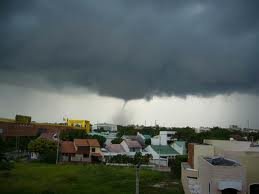 capitanclima24's tweet photo. ¿Recuerdas dónde estabas hace 20 años exactamente?

El 15 de septiembre de 2006, en horas de la tarde, ocurrió un fenómeno bastante raro en Barranquilla.

Un tornado que llegó a ser clasificado como F2, recorrió la ciudad de oeste a este.

Se originó cerca a la Circunvalar, cerca a los barrios Las Estrellas y la Pradera, y bajó por todo el sector de la carrera 38 hasta disiparse cerca al Cementerio Universal.

El tornado dejó daños en muchos hogares y en colegios como la Normal La Hacienda y el Instituto Humboldt.

Hay muy pocos videos de buena calidad de esa época porque no era común tener cámara en esos tiempos. Tampoco existían los smartphones.

Sin embargo, ese evento dejó una huella imborrable en la memoria de muchos barranquilleros. Muchas personas sufrieron debido a ese fenómeno natural, entre esos muchos niños, que a esa hora de la tarde se encontraban celebrando el Día del Amor y la Amistad. Otros cuentan como ese día sus carros fueron levantados hasta un metro de altura por la fuerza del viento.

Personalmente, a mi no me afectó. Lo que sí recuerdo es que ese día se oscureció y me acosté a dormir después de llegar del colegio. Cuando desperté, estaba la noticia en Telecaribe y en todos los noticieros a nivel nacional.

Pero sí escuché la historia de un amigo que estudiaba en la Normal La Hacienda. Cuando se venía aproximando, él dice que escuchó el sonido como de un helicóptero y que el  viento reventó los vidrios de donde él se encontraba. Uno de los vidrios lo cortó y se tuvieron que refugiar de manera rápida debajo de los pupitres. 

Además, el torbellino dejó sin energía eléctrica y sin techo a muchas viviendas y barrios de la ciudad, entre esos Los Nogales, Colina Campestre, Olaya, Recreo y Las Delicias. También escuché en esa época que reventó los vidrios de la Olímpica de la carrera 32 con 68.

Lo más curioso del caso es que nos encontrábamos en el Niño, un fenómeno que, como hemos visto este año, suele suprimir las lluvias y tormentas. Pero que tiene algo muy particular: el calor que genera y otros factores pueden llegar a producir fenómenos extremos como lluvias muy fuertes, vendavales y tornados en lugares específicos cuando se dan las condiciones atmosféricas ideales, lo cual ya hemos visto este año con los 8 vendaval es que han ocurrido en el dpto del Atlántico. 

Así que ese tornado nos demuestra que aunque es raro que algo así ocurra, cuando juntas los ingredientes adecuados, hasta lo más raro o "imposible" puede ocurrir. Esa vez se trató de un tornado, pero en 1892, un huracán categoría 2 tocó tierra directamente en la península de la Guajira. Esa fue la última vez que un huracán tocó tierra en la Colombia continental. Así que es cuestión de tiempo para que ocurra de nuevo. Pues si algo ocurrió alguna vez, podría ocurrir de nuevo.

La imagen de abajo es una de las que permanecen en la web de ese evento. También les dejo un hilo de los videos que pude encontrar de esa fatidica tarde. 

Solo nos queda tomar las medidas necesarias para protegernos en un futuro, pues cuando la naturaleza muestra su furia, no hay nada que la detenga.