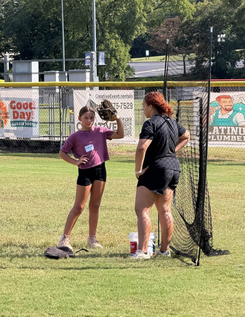 GraysonB2027's tweet photo. Been getting some work in these past couple weeks! Also been helping some younger kids learn softball and baseball. Always fun getting to share what I know! #Mentally @alcoa_softball @furyplat_bruce @MarcWeekly @WestChesterSB @2HYPEsports https://t.co/6A0ZlDmVuY