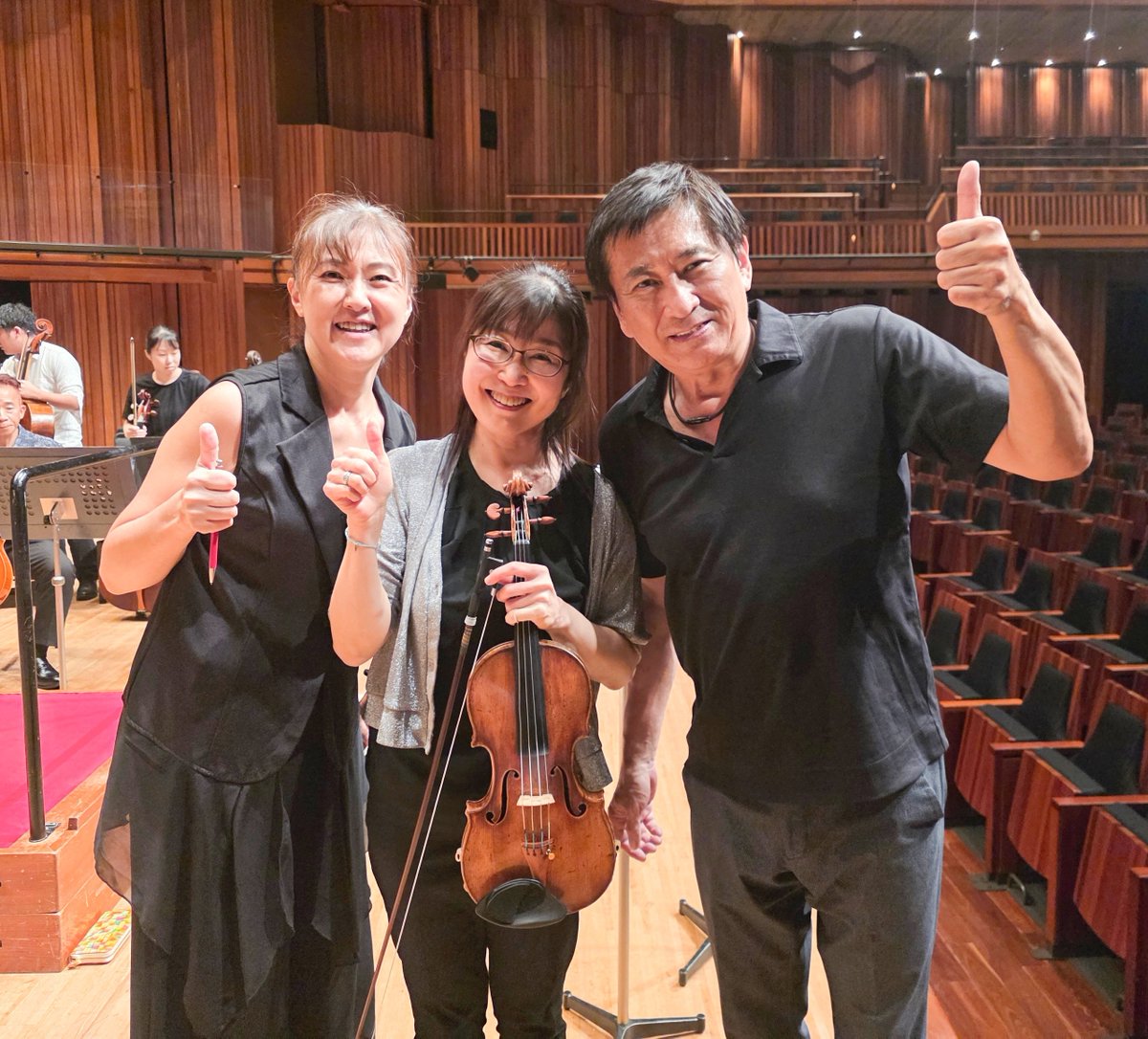 sacchiy0608's tweet photo. 昨日は関西フィルと兵庫芸術文化センターで甲南中学・高校の音楽鑑賞会。今回で２度目だけど生徒さん達は明るく凄く元気だけど、演奏中や僕が話ている時はシーンと静かで気持ちいい。とっても楽しかった😃

ソリストの石橋幸子さん(写真中央・大阪出身)は素晴らしい海外コンクールの受賞歴で現在スイスの名門チューリッヒ・トーンハレ管に所属しながらソロ活動を続けている方で、最初はコンマスの木村悦子さんとバッハの2つのヴァイオリンのための協奏曲。そして貴志康一の竹取物語。とっても素敵な演奏でした🥰

貴志康一は甲南中・高の出身で、学校のチャイムは竹取物語が使われている。
石橋幸子さんが貸与された楽器は、貴志康一が1929年に日本人として初めて買ったストラディバリウス(写真)でなんとも品格高い美しい音色…

1926年、貴志康一は１７歳で単身留学。
この時日本ではまだ常設のオーケストラは存在していなくて、貴志康一の渡欧後に東京でN響の前身のオケ、大阪で宝塚のオケが定期演奏会を始めた。

こんな時代に青春時代を過ごした貴志康一が２５歳でベルリンフィルの指揮台に立ち自作自演で交響曲｢仏陀｣を指揮して大成功‼️｢仏陀｣は西洋と日本を融合させた凄い傑作で、この時に一緒に初演された日本スケッチから｢祭り｣を昨日取り上げたけど、この曲も凄い‼️
この時代にたった２５歳でこれだけの管弦楽曲を書けるなんて…‼️

貴志康一はこの後に日本デビューが大成功で一躍スターになるが、忙しすぎて盲腸を我慢して28歳で急逝。本当に残念。

(因みに僕の従兄弟が貴志家系のお嬢さんと結婚していて、貴志康一さんが遠い親戚なのが自慢です😄)

来週９月２５日は東京シティフィルと1934年にベルリンで初演された傑作‼️｢七つの日本歌曲｣を取り上げるので是非とも聴いて欲しい🥰　ソプラノの野々村彩乃さんは全日本学生音楽コンクールの高校・大学連覇の凄い逸材‼️
↓
東京シティフィル９月２５日　
U20 1000円　U30 2000円　チケット
↓
https://t.co/s7qFa7Yf65

交響曲｢仏陀｣のCDも是非とも聴いて欲しい‼️↓
https://t.co/fXESlFaovz

※URLクリックして、見にくければ、縦の・３つをクリックして｢ブラウザを開く｣でご覧ください。
↓
ブログ
https://t.co/lIRC8tWk6j
音楽の話
https://t.co/MmqN7k2ktr
コンサート情報
https://t.co/Ap3XMJpbAM