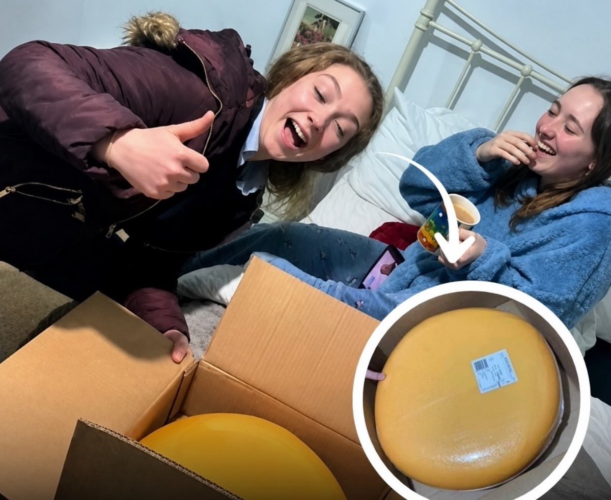 dukesurge's tweet photo. She went on a date with a young farmer and got the most unexpected first date gift ever: a 12kg wheel of cheese 🥹❤️‍🩹 https://t.co/Hxs3nqZhAE