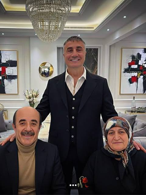 Aydn43028776's tweet photo. Kimi duayla anar, kimi güzel bir tebessümle…
İyilikle uzanan her el, gönüllerde iz bırakır.
Sedat Peker Reis’e selam olsun. 🤲🏻
Benimde bir umudum var Reisim
İyilikle uzanan eliniz bizede nasip olsun İnşallah 🙏🤟🇹🇷 @sedat_peker #sedatprker #birumutturyaşamak https://t.co/gmUoJutP0j