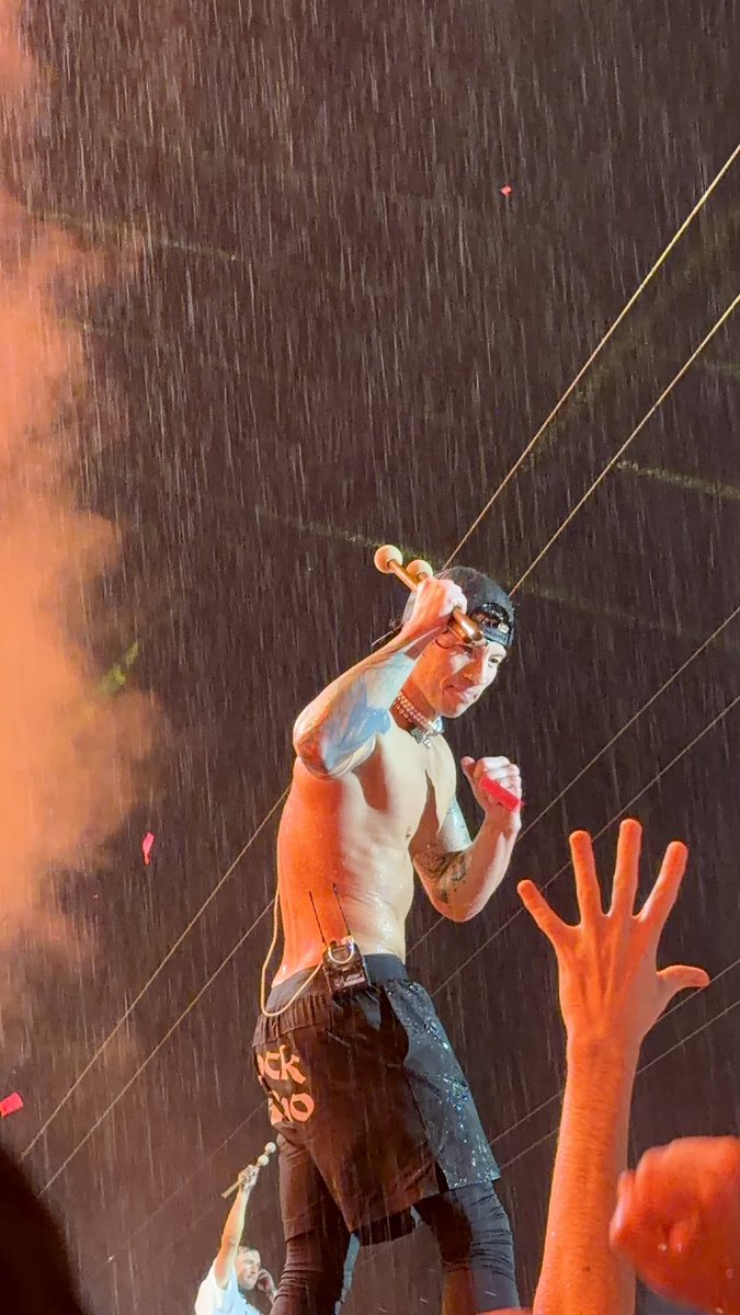 letymustdie's tweet photo. vocês não tem ideia do que ver a halsey e o tøp no mesmo dia fez pela lety de 17 anos no tumblr que VIVEU o namorico desses dois https://t.co/O8aEYGiXtq