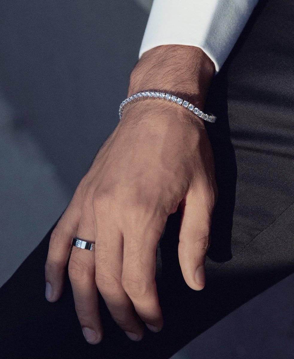 m1styyaura's tweet photo. @doegirl333 @princeaarr @RheaRheasincere Homeless but wearing diamonds… sure ok https://t.co/6VdjerZ95y