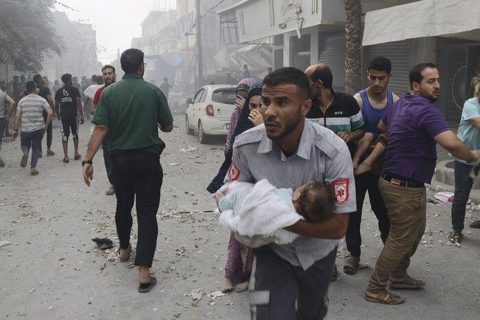 n_kanaani's tweet photo. في ظل تحول قتل الفلسطينيين في غزة والضفة إلى حدث يومي، أفادت صحيفة "واشنطن بوست" بأن إدارة ترامب تعتزم بيع — أو بالأحرى تزويد — إسرائيل بـ 40 ألف قنبلة من طرازی" (MK-84) و (BLU-117) بوزن ألفين رطل، بقيمة 2.8 مليار دولار.
تتحمل البشرية مسؤولية أخلاقية وإنسانية لدعم الفلسطينيين. https://t.co/UwtT8ggZQ2