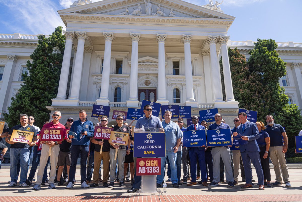CAFirefighters's tweet photo. The message was loud, clear, and hand-delivered yesterday, with over 8,000 letters and hundreds of members all urging Governor Newsom to sign #AB1383. We are still in this fight, and we are ready to see his signature on this bill.

@PORACalifornia https://t.co/BtQvDeh36l