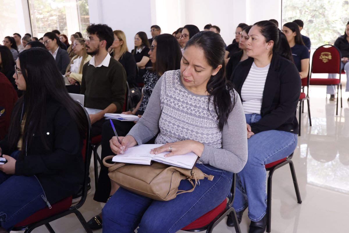 MTESS_PY's tweet photo. #REOP| Continuamos con la campaña de formalización del trabajo, con charlas de capacitación sobre los Libros de Información Laboral. En la jornada de hoy compartimos con profesionales contables y de recursos humanos de Cordillera. La charla estuvo a cargo del director de Registro Obrero Patronal, Héctor Legal, junto con la directora regional de Trabajo de Cordillera, Viviana Oviedo.