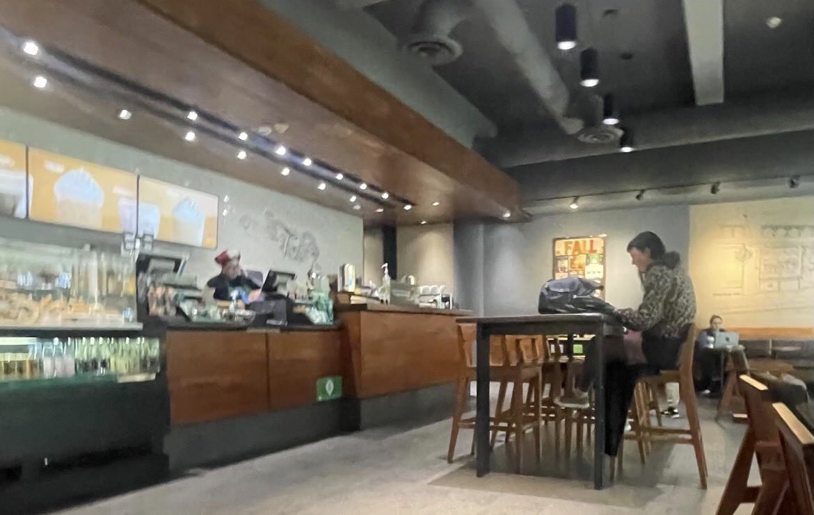 LaMorraLisa's tweet photo. esta pinche gringa loca (de pelo negro al final) le gritó en inglés a una barista para que se quitara su diadema Mexa en MÉXICO, en DÍA DE LA INDEPENDENCIA!
Cynti tuvo la valentía de encararla y decirle sus verdades, MI REINA! 🇲🇽👑
Si la conocen, recuérdenle en qué país está https://t.co/w6lDmQ5WGk