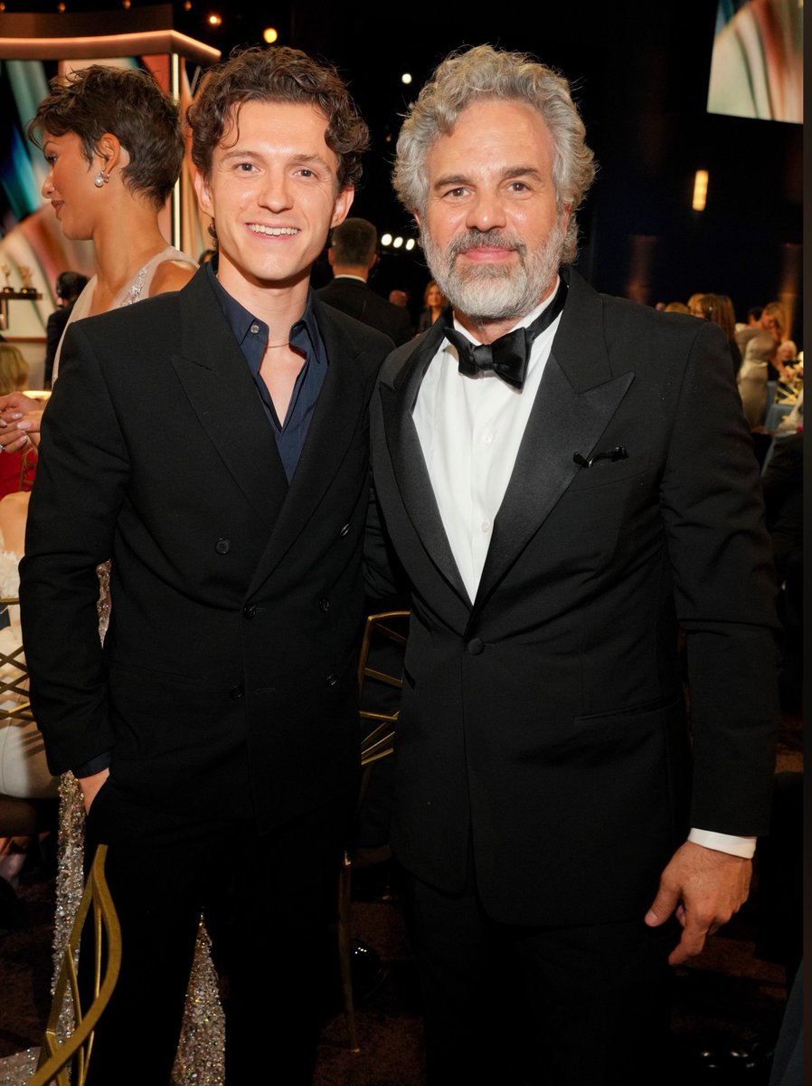 bestofmruffalo's tweet photo. Mark Ruffalo and Tom Holland at the #Emmys. 

📷: Jordan Strauss https://t.co/9FOnay9NcD