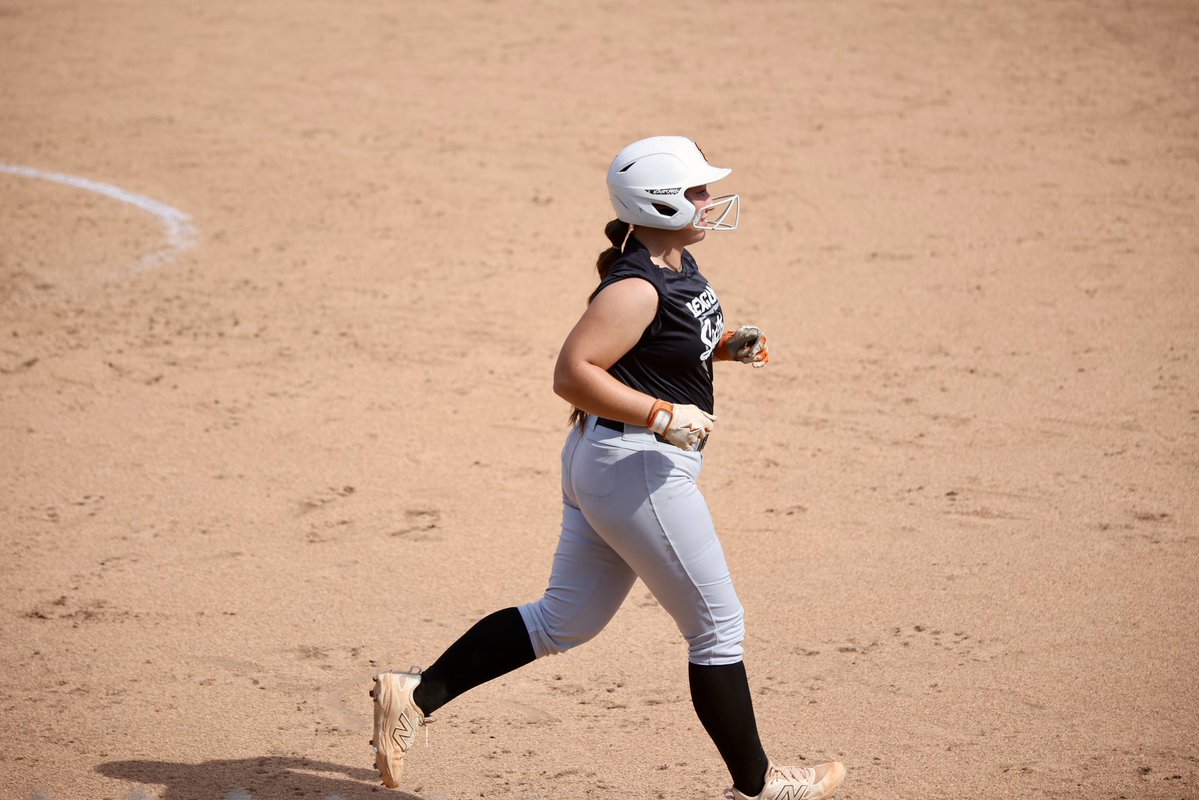 fischer_alivia's tweet photo. @valpoathletics @ValpoSoftball #deep #firstcollegegame https://t.co/7N0Ogzx3or