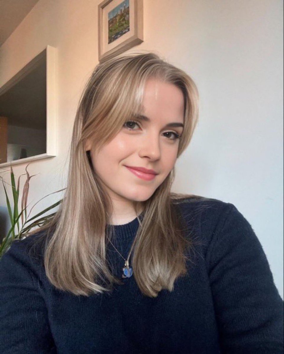 EmmaWatsonct's tweet photo. So lonely 💔💔😪 https://t.co/y7jviT81W2
