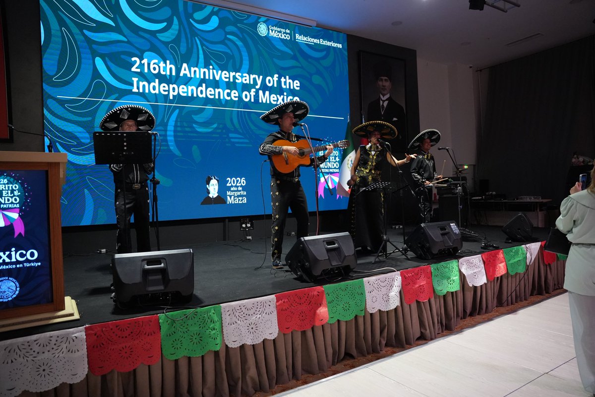 EmbaMexTur's tweet photo. El Emb. @CGjdl encabezó en Ankara la ceremonia por el 216º aniversario de la Independencia de México, con la presencia del Viceministro de Asuntos Exteriores de Türkiye, @LGUMRUKCU, como invitado de honor. La comunidad mexicana se sumó al tradicional Grito. ¡Viva México! 🇲🇽 https://t.co/e3pzUD1Tbv