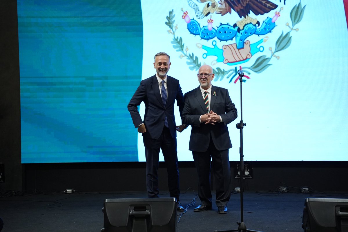 EmbaMexTur's tweet photo. El Emb. @CGjdl encabezó en Ankara la ceremonia por el 216º aniversario de la Independencia de México, con la presencia del Viceministro de Asuntos Exteriores de Türkiye, @LGUMRUKCU, como invitado de honor. La comunidad mexicana se sumó al tradicional Grito. ¡Viva México! 🇲🇽 https://t.co/e3pzUD1Tbv