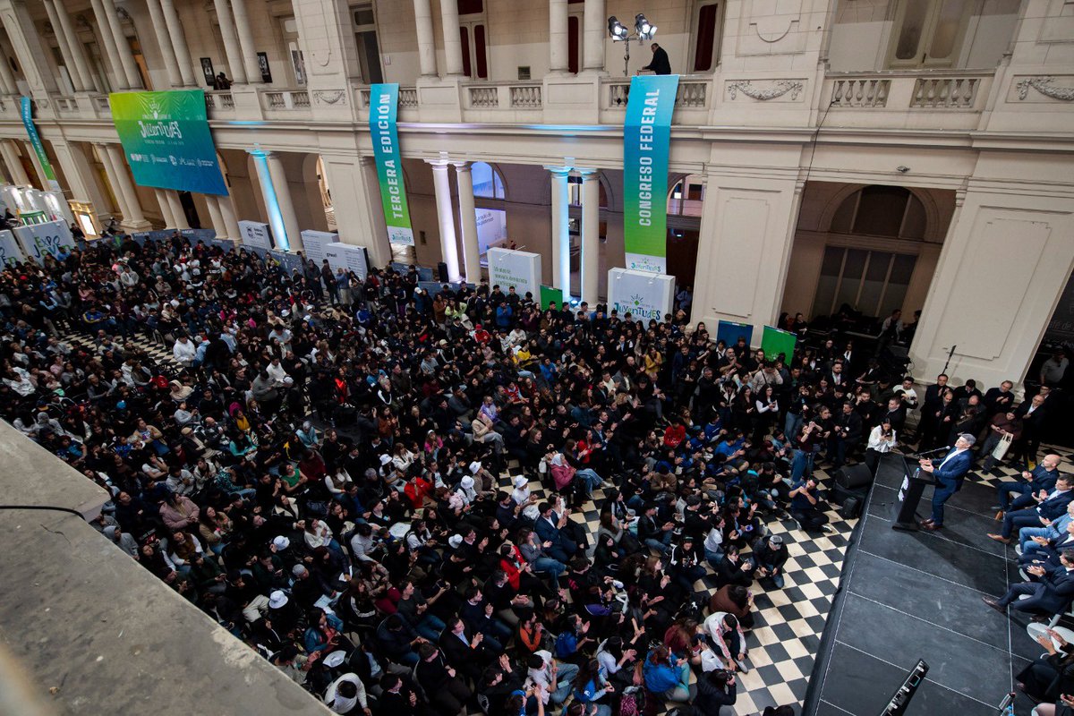 Julio_Alak's tweet photo. Junto al gobernador @Kicillofok y al intendente de Córdoba, @PasseriniOk, encabezamos el cierre del III Congreso Federal e Internacional de Juventudes, que reunió en La Plata a jóvenes de 20 provincias para debatir sobre memoria, democracia y participación.

A 50 años de la Noche de los Lápices, nuestra ciudad vuelve a ser escenario de un encuentro que mantiene viva la memoria y, al mismo tiempo, mira hacia el futuro.

Nos honra recibir a jóvenes de todo el país que debaten, intercambian experiencias y hacen escuchar su voz. La Plata los recibe con orgullo y con la convicción de que las nuevas generaciones tienen un rol fundamental en el futuro de nuestra Argentina.