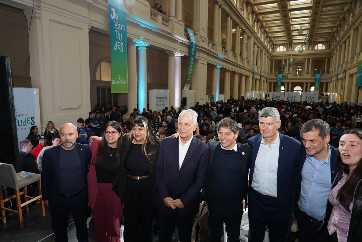 Julio_Alak's tweet photo. Junto al gobernador @Kicillofok y al intendente de Córdoba, @PasseriniOk, encabezamos el cierre del III Congreso Federal e Internacional de Juventudes, que reunió en La Plata a jóvenes de 20 provincias para debatir sobre memoria, democracia y participación.

A 50 años de la Noche de los Lápices, nuestra ciudad vuelve a ser escenario de un encuentro que mantiene viva la memoria y, al mismo tiempo, mira hacia el futuro.

Nos honra recibir a jóvenes de todo el país que debaten, intercambian experiencias y hacen escuchar su voz. La Plata los recibe con orgullo y con la convicción de que las nuevas generaciones tienen un rol fundamental en el futuro de nuestra Argentina.