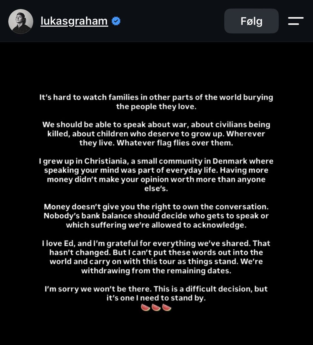 KarinaMimoun's tweet photo. Nu trækker Lukas Graham sig også.

Ed Sheeran står alene sammen med Robert Kraft. https://t.co/H6cYno4Z7C
