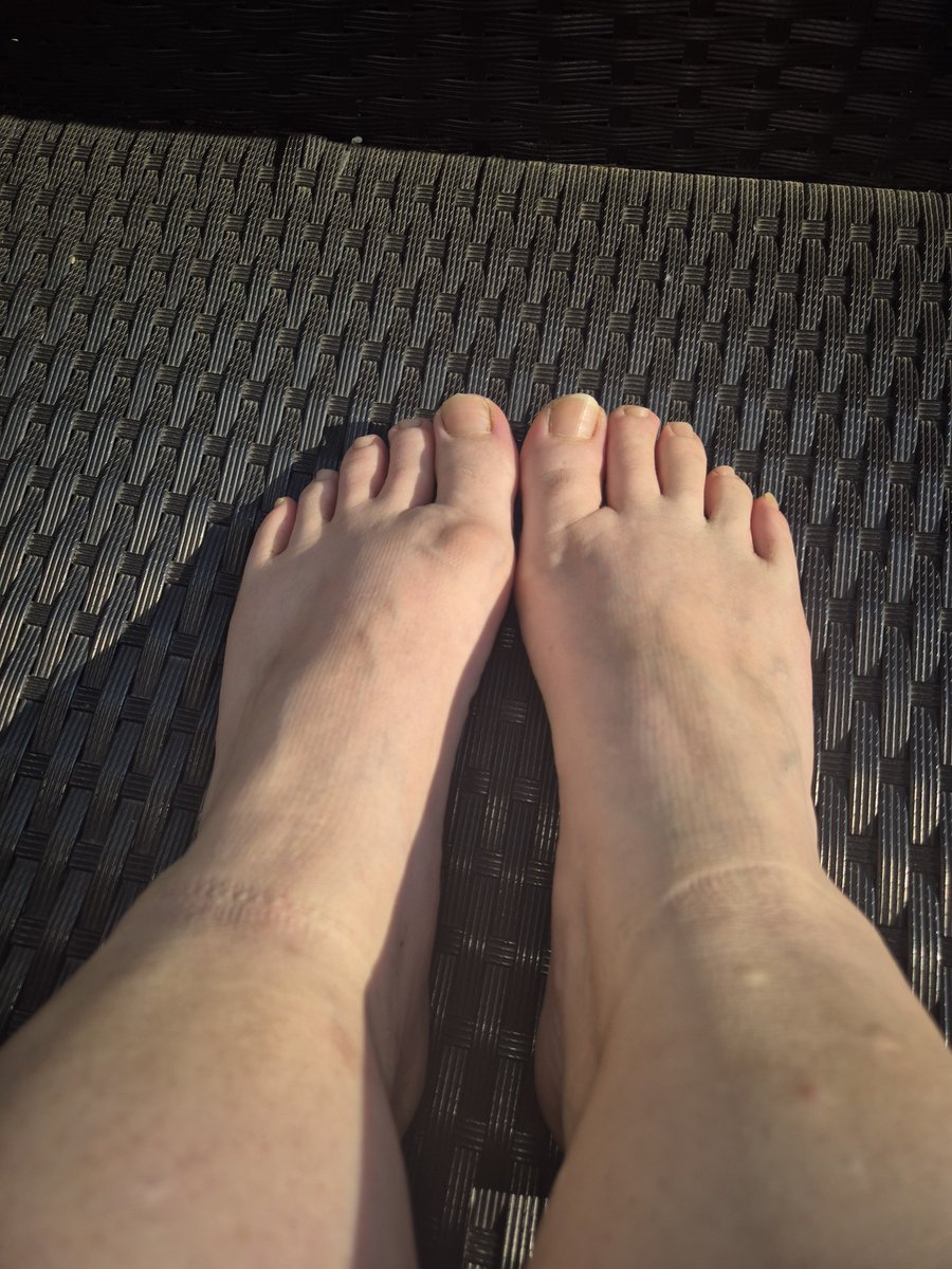 Moni999666's tweet photo. Du starrst auf meine Füße. Ich starre auf deinen Kontostand. https://t.co/5vO5AsFjsg